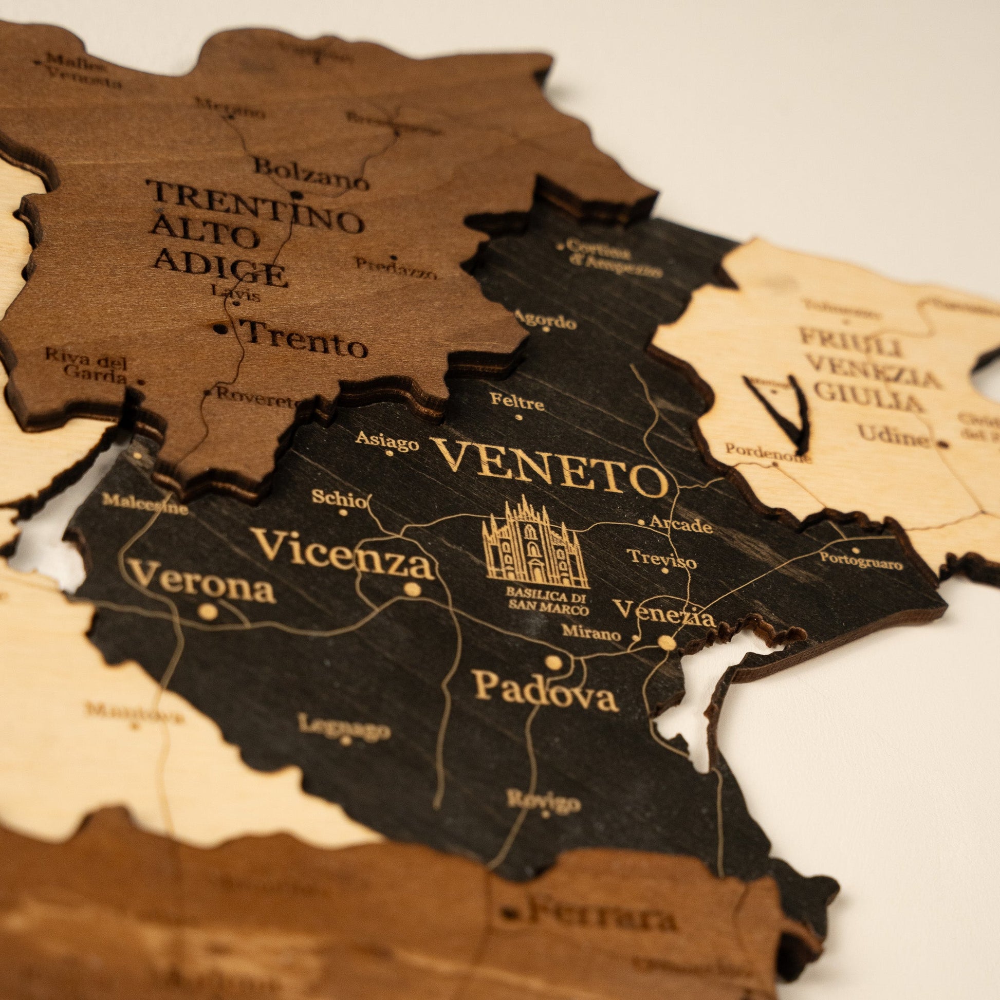 3D Holzkarte Italien – Handgefertigte Wanddeko mit Toskana & Sizilien