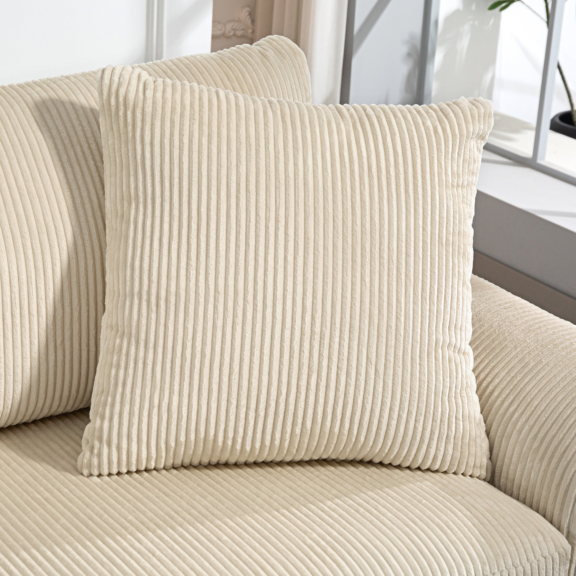 3-Sitzer-Sofa mit Zierkissen, Cordsofa für Wohnzimmer, 212 cm breit, Cremeweiß