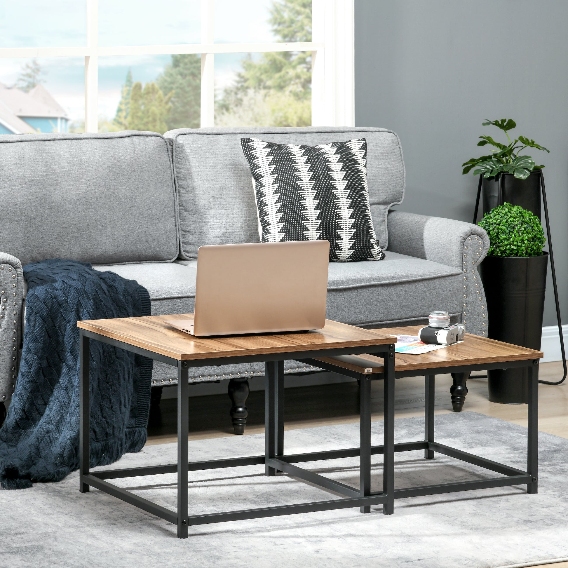 Set aus 2 Beistelltischen, Industrial Design, schwarzer Stahlrahmen, Tischplatte in Holzoptik