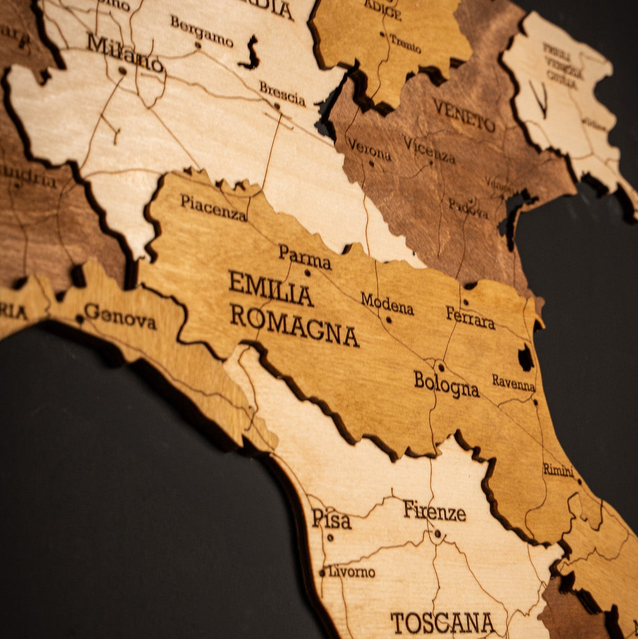 3D Holzkarte Italien – Handgefertigte Wanddeko mit Toskana & Sizilien