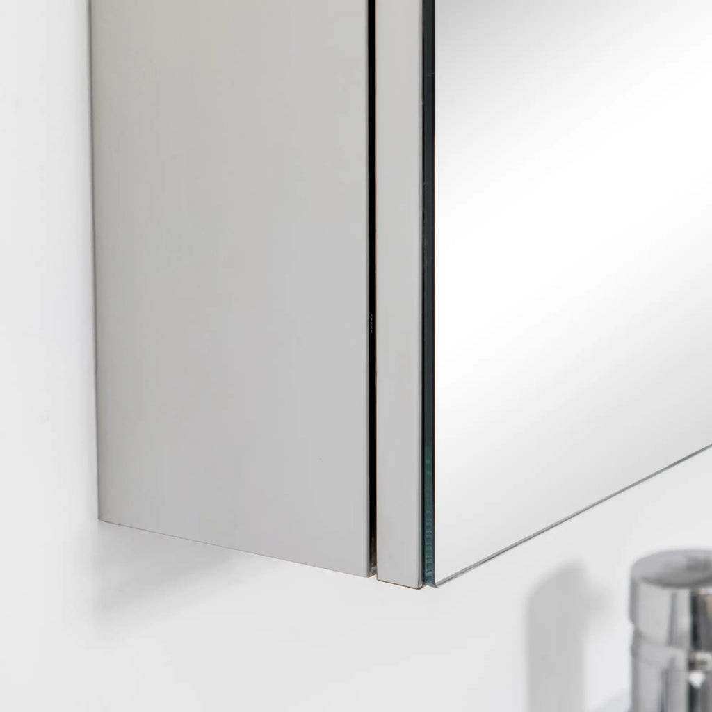 Spiegelschrank, 3 Spiegeltüren, 5 Innenböden, Edelstahl, Farbe: Silber, 70 x 12 x 55 cm