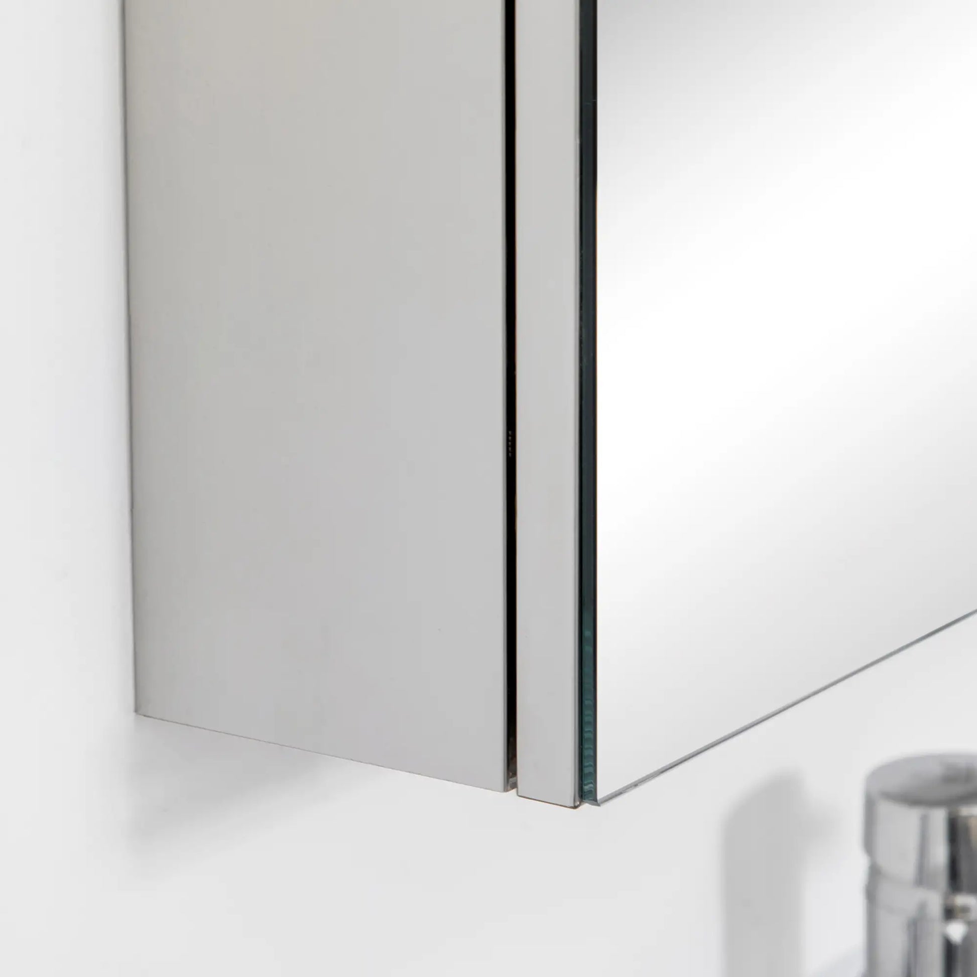 Spiegelschrank, 3 Spiegeltüren, 5 Innenböden, Edelstahl, Farbe: Silber, 70 x 12 x 55 cm