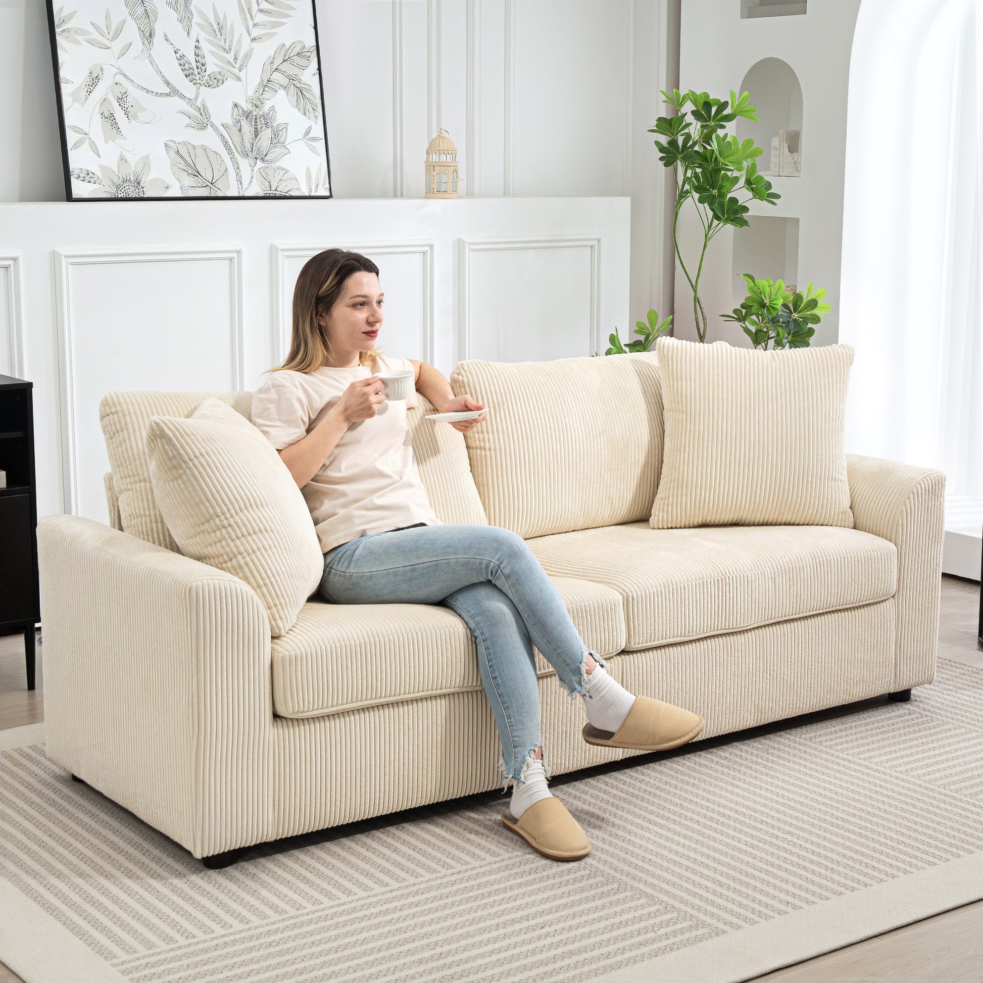 3-Sitzer-Sofa mit Zierkissen, Cordsofa für Wohnzimmer, 212 cm breit, Cremeweiß