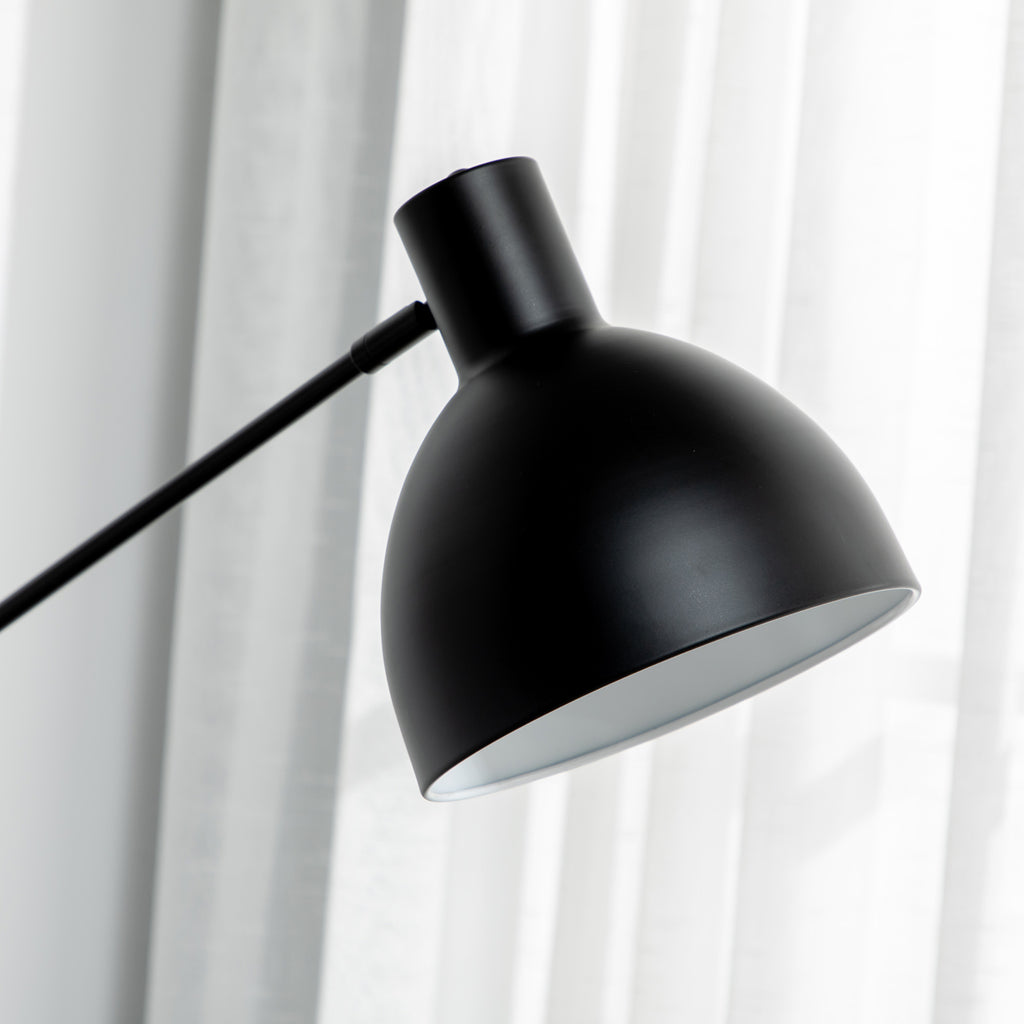 Stehleuchte im Industriedesign, höhenverstellbar, Bodenschalter; 30 m x 30 cm x 131 cm