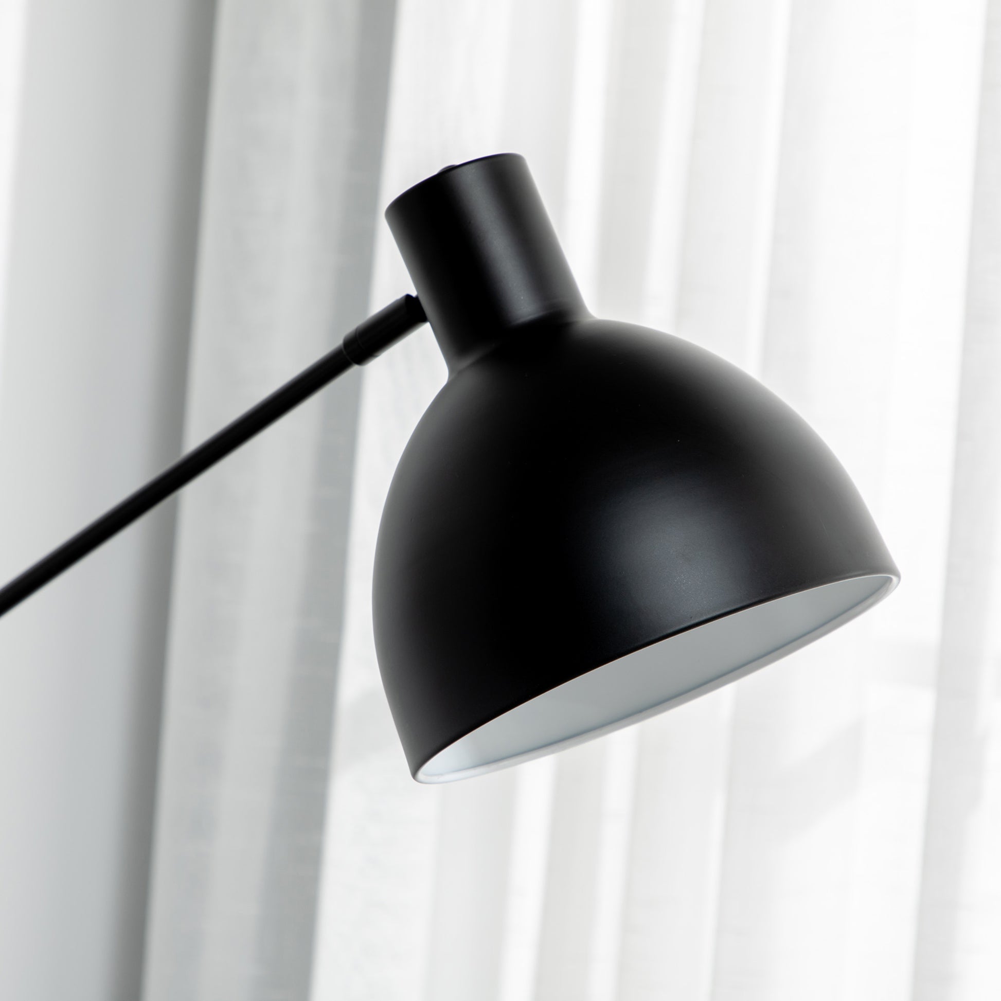 Stehleuchte im Industriedesign, höhenverstellbar, Bodenschalter; 30 m x 30 cm x 131 cm